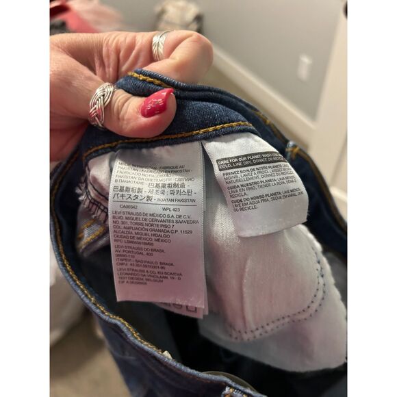 Men's Skinny Fit Levi's 510 Jeans, Size 26x 27, Gently Used - Picture 3 of 4